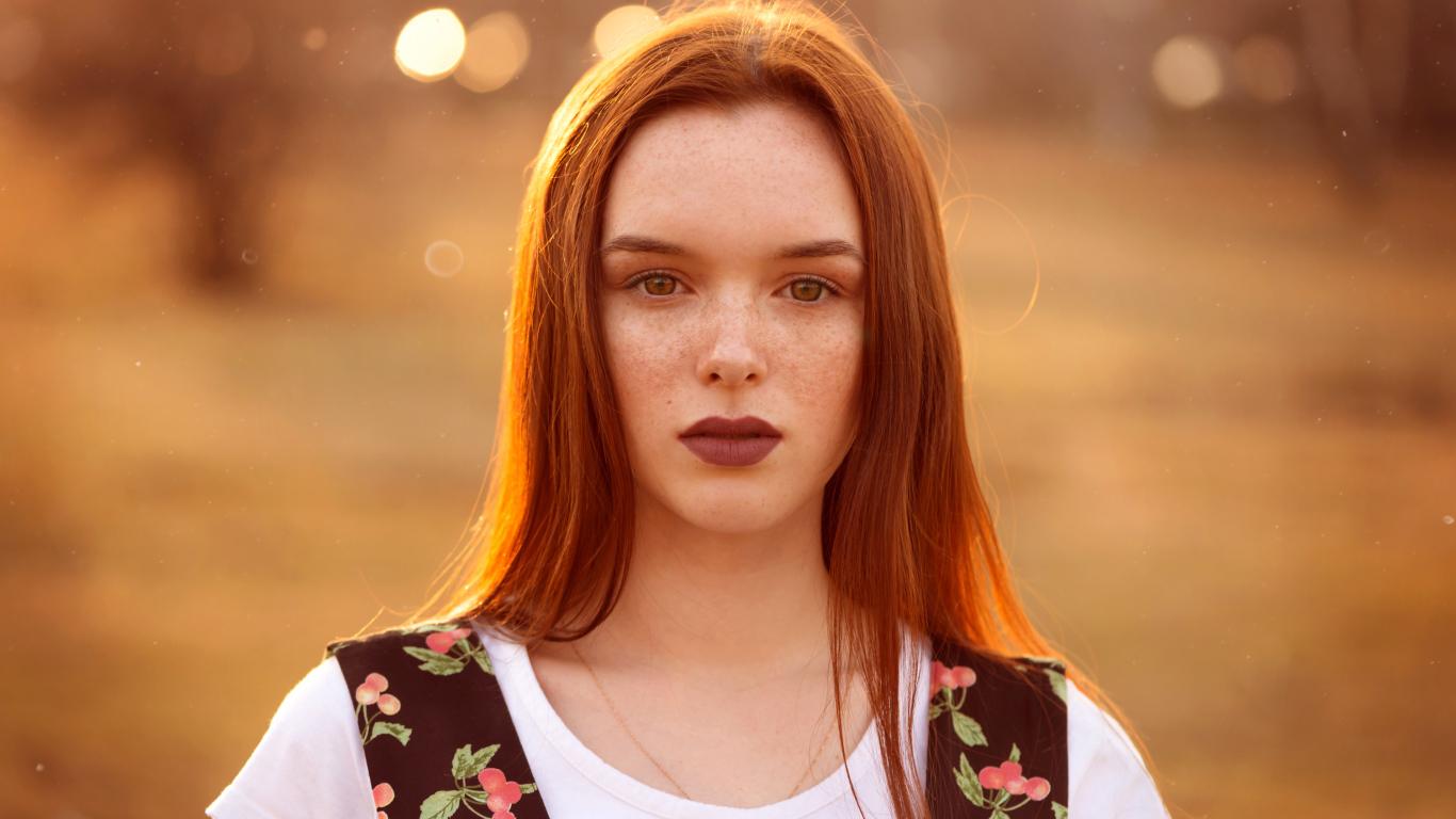 Красивая рыжеволосая яркая девушка с веснушками