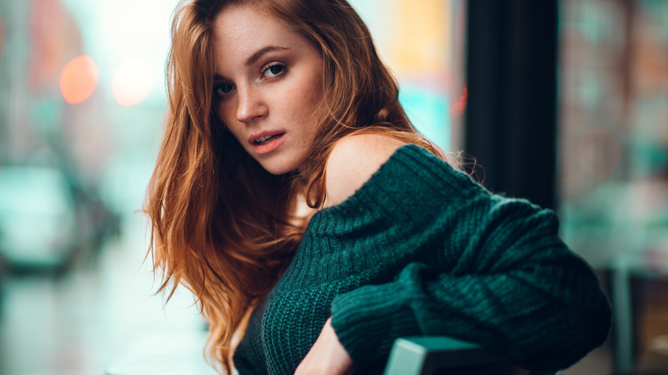 Красивая рыжеволосая девушка в свитере