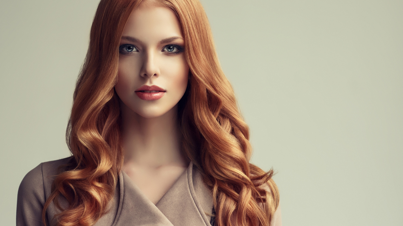 Красивая рыжеволосая девушка с голубыми глазами