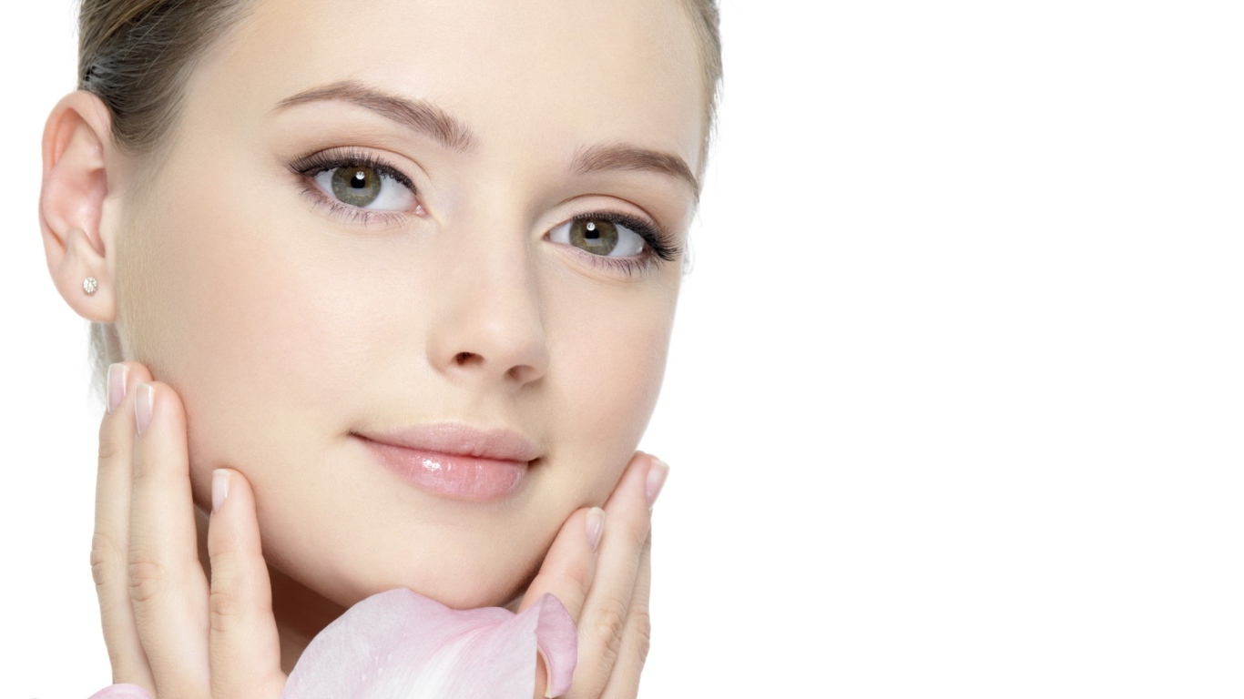 Красивая нежная настоящая девушка на белом фоне