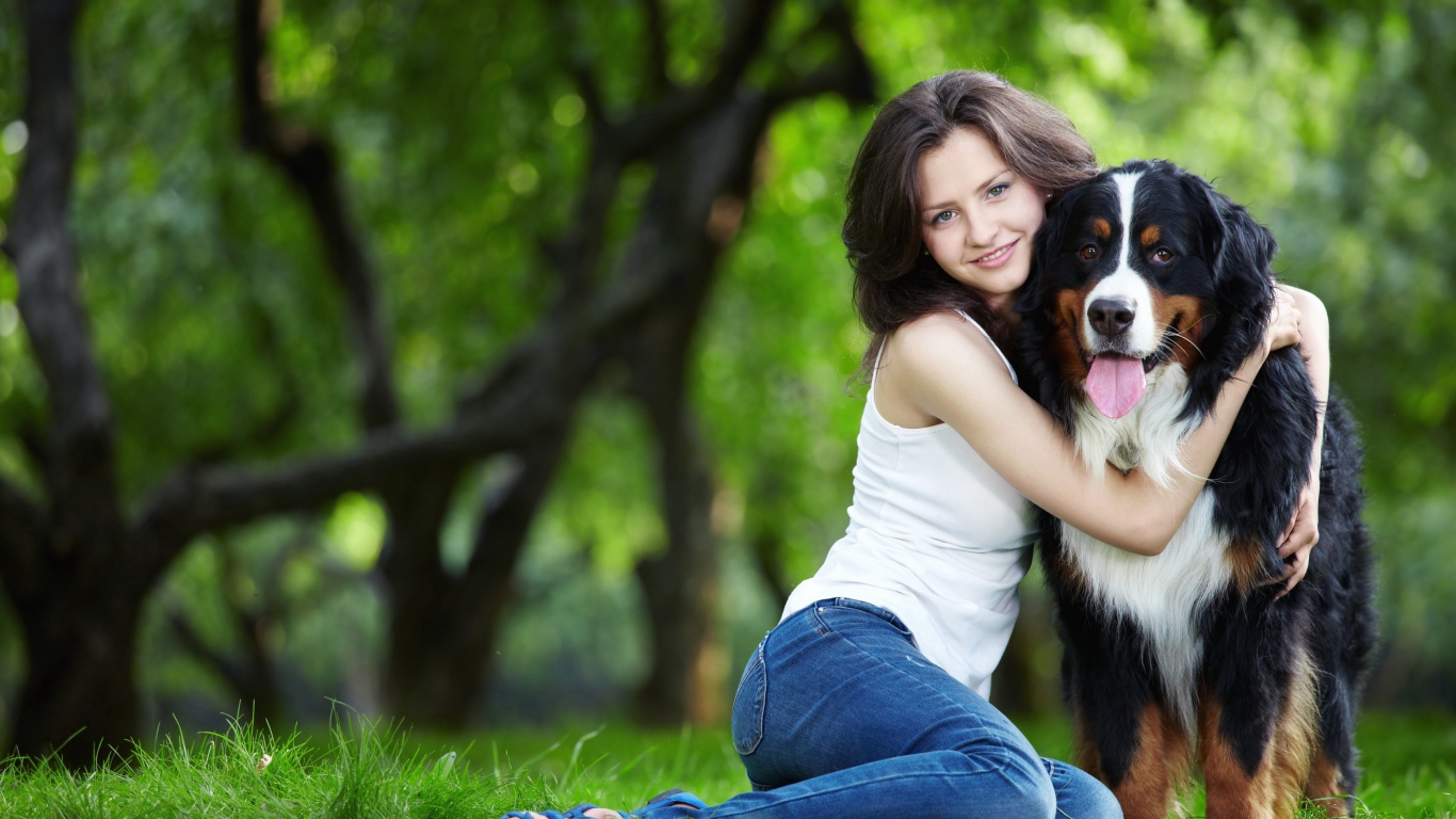 Красивая молодая девушка брюнетка обнимает собаку