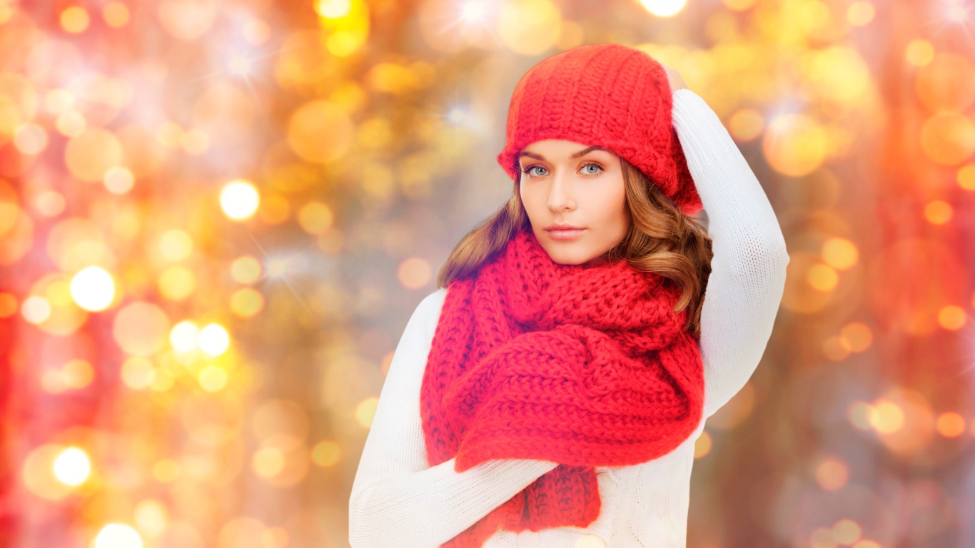 Красивая молодая девушка в красной шапке с шарфом