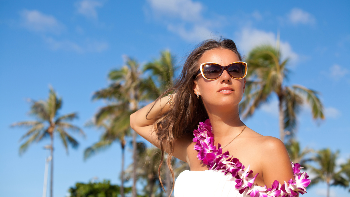 Красивая молодая девушка в солнечных очках на тропическом пляже