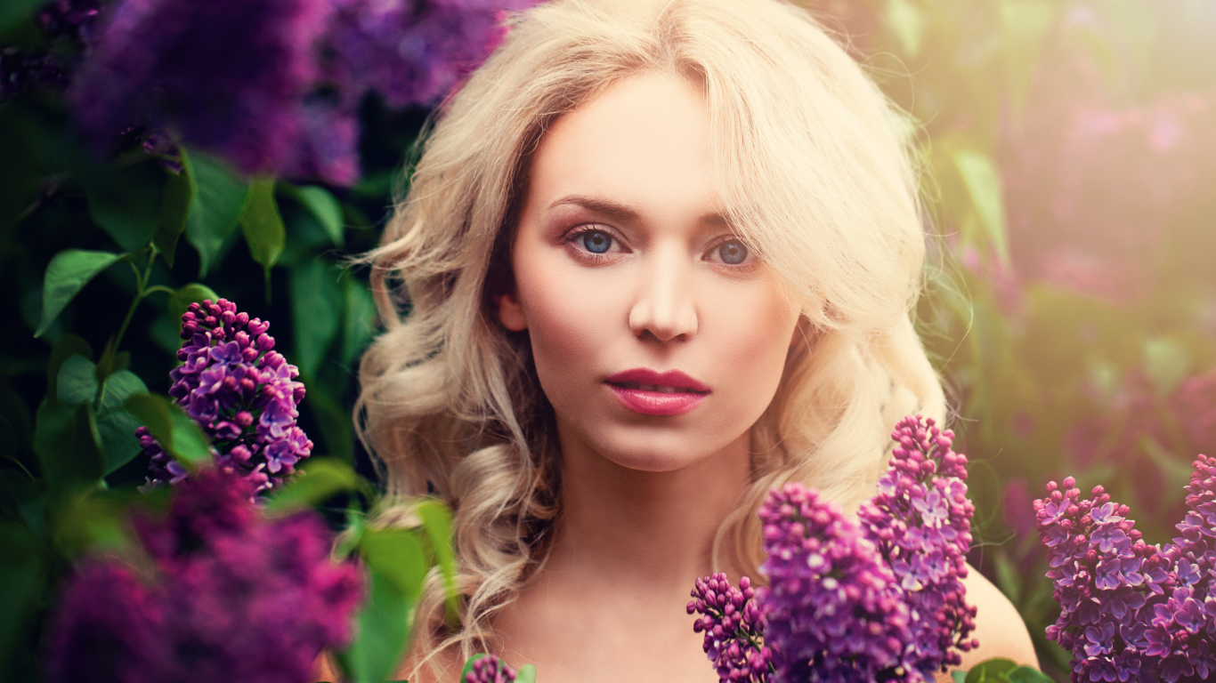 Голубоглазая блондинка в ветках сирени 