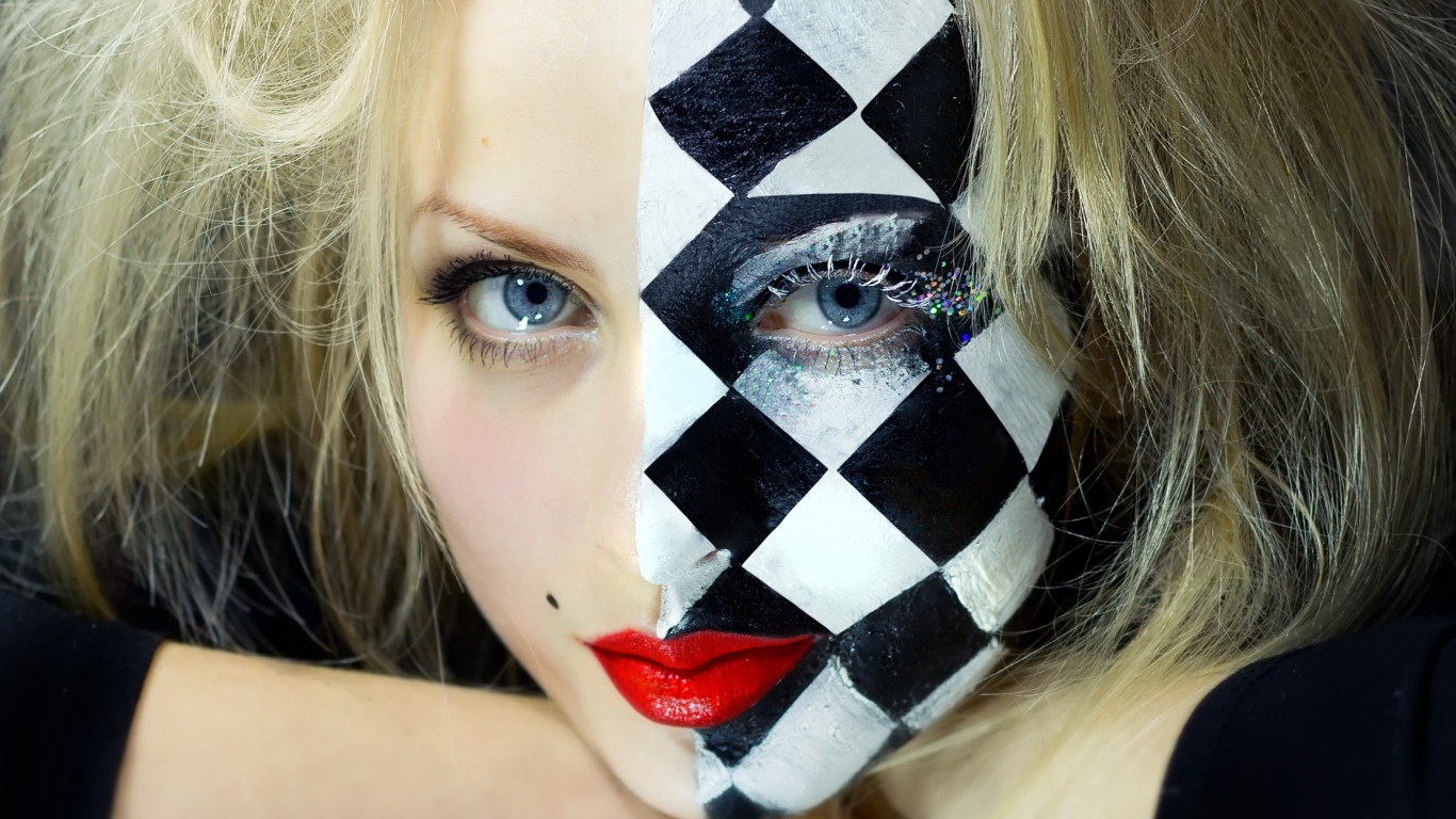 Голубоглазая блондинка с необычным макияжем на лице