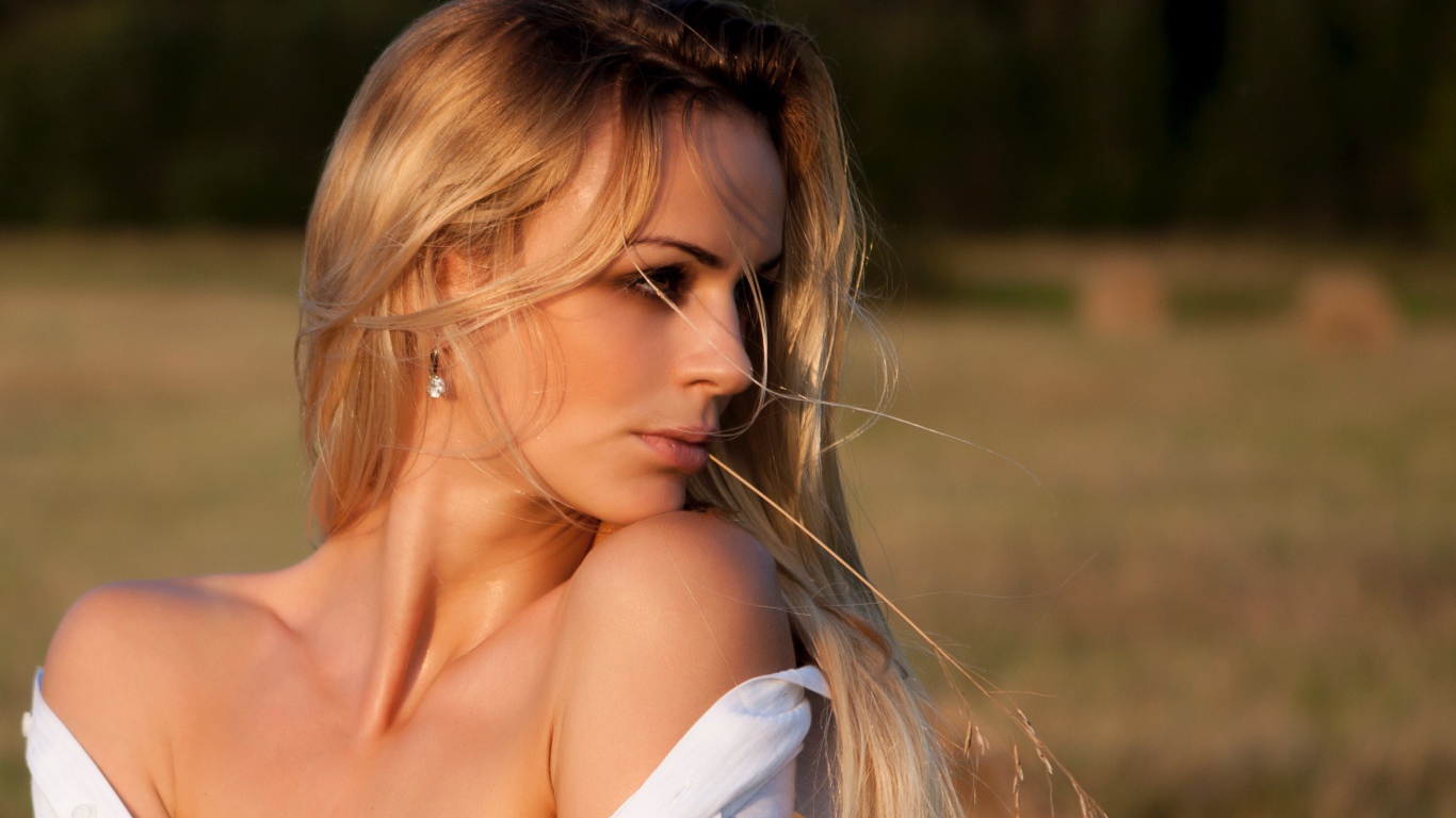 Нежная красивая девушка блондинка с колоском во рту