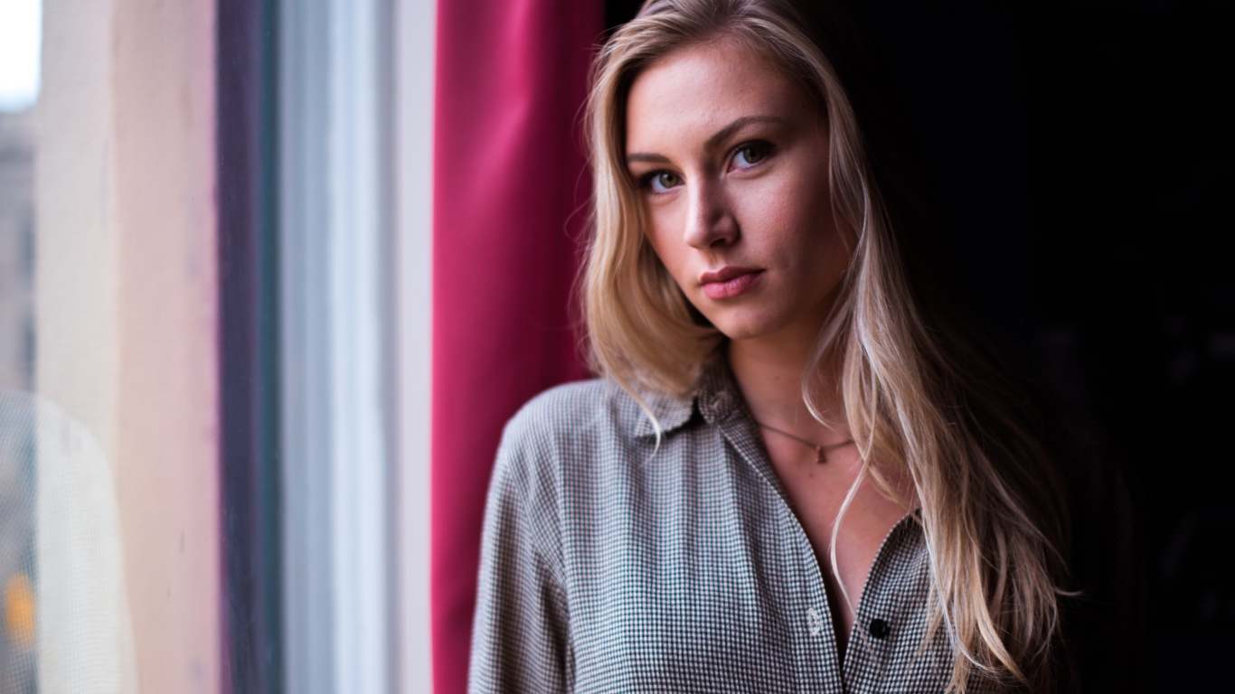 Нежная девушка блондинка у окна