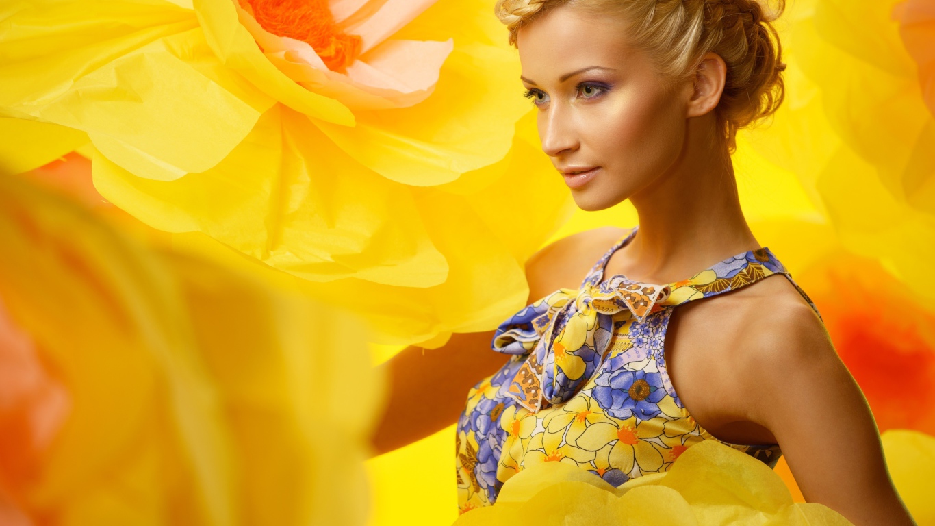 Нежная блондинка в сарафане на фоне цветов