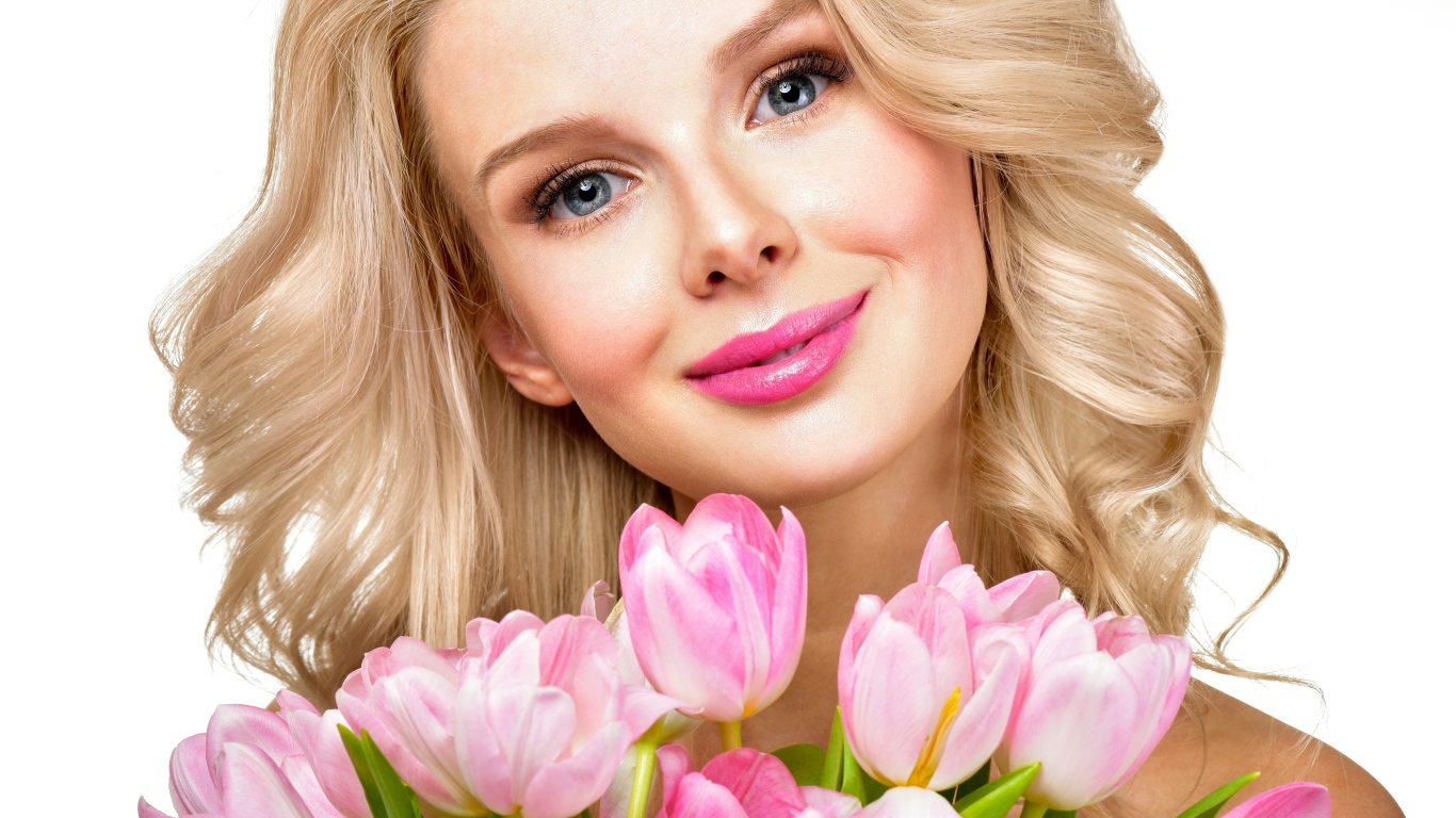 Нежная блондинка с букетом розовых тюльпанов