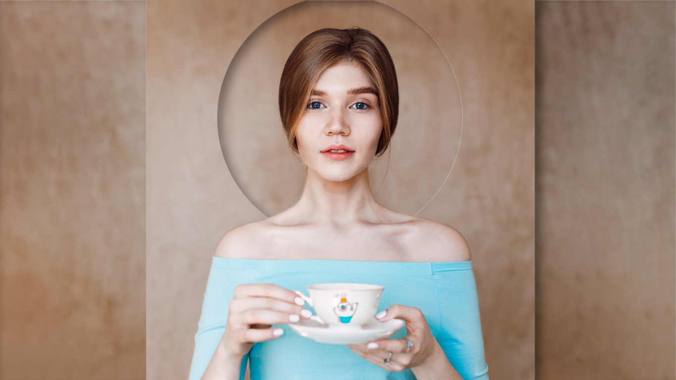 Нежная голубоглазая девушка с чашкой 