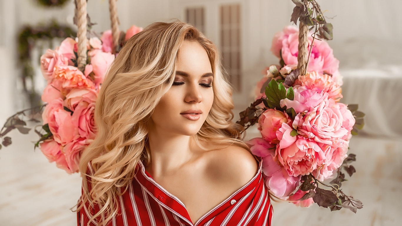 Мечтательная блондинка с цветами пиона 