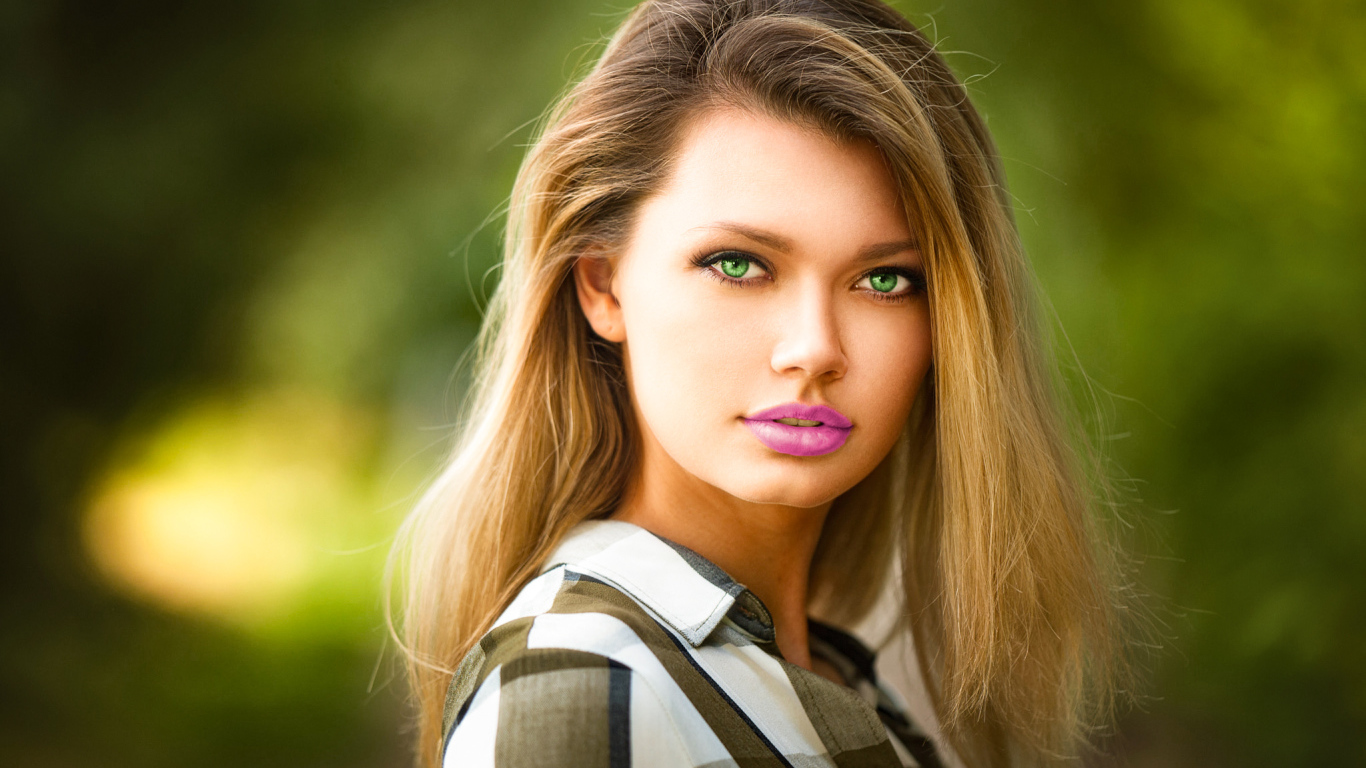 Нежная зеленоглазая девушка блондинка с накрашенными губами