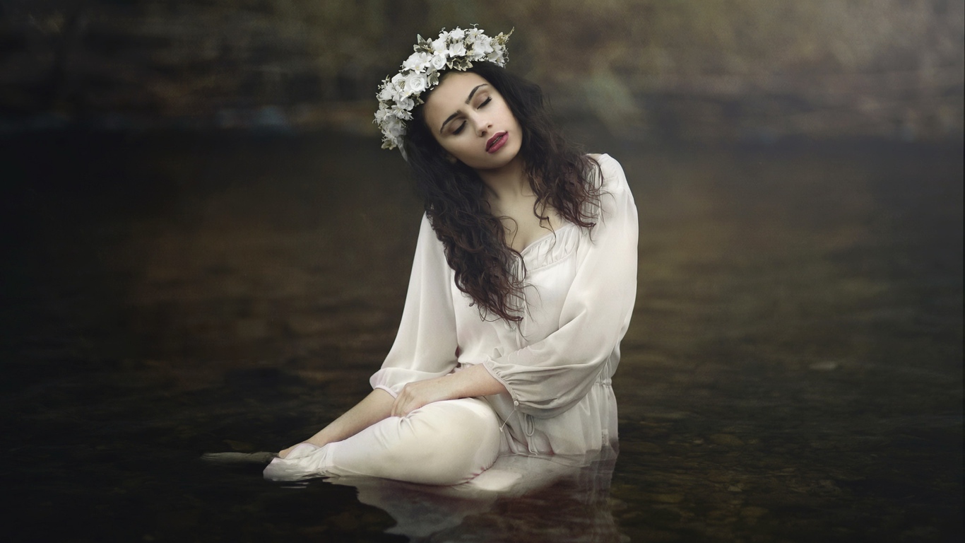 Девушка в красивом белом платье в воде