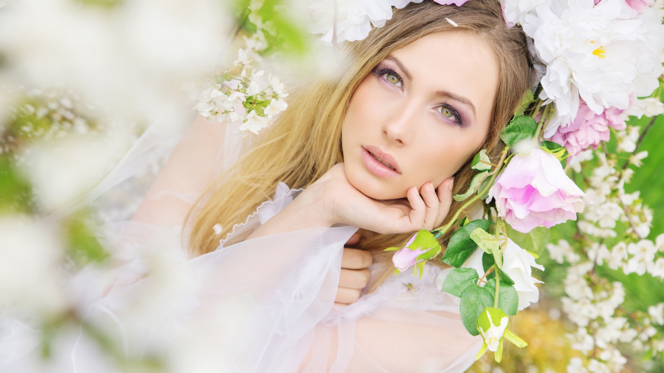 Зеленоглазая девушка в цветах розы