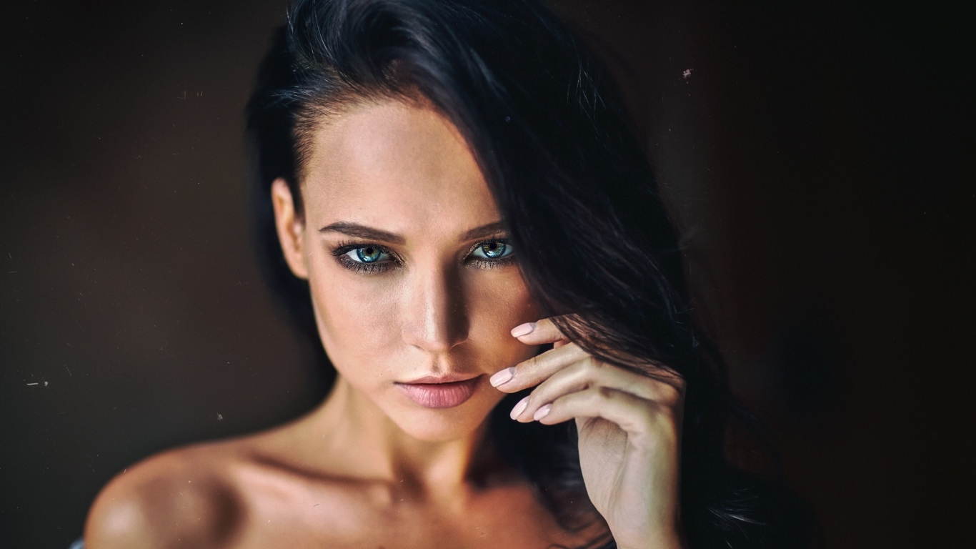 Горячая брюнетка с красивыми глазами