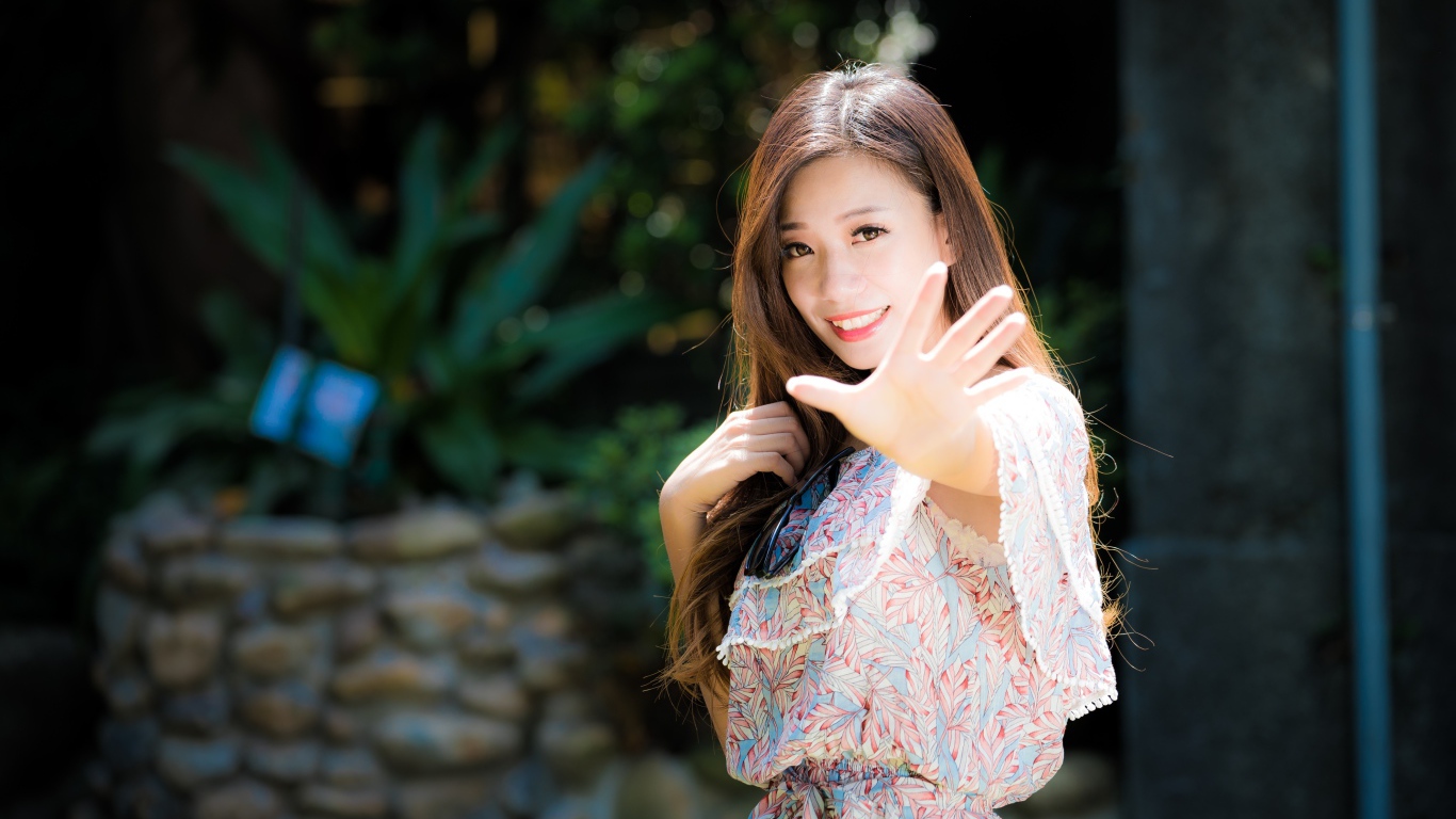 Милая девушка азиатка в летнем платье