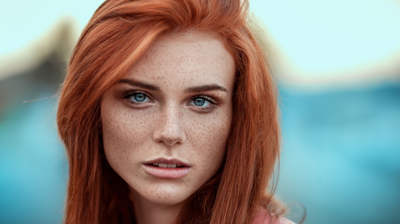 Рыжеволосая девушка голубоглазая девушка с веснушками 