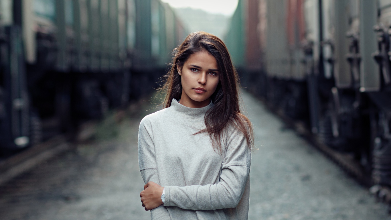 Грустная шатенка с карими глазами