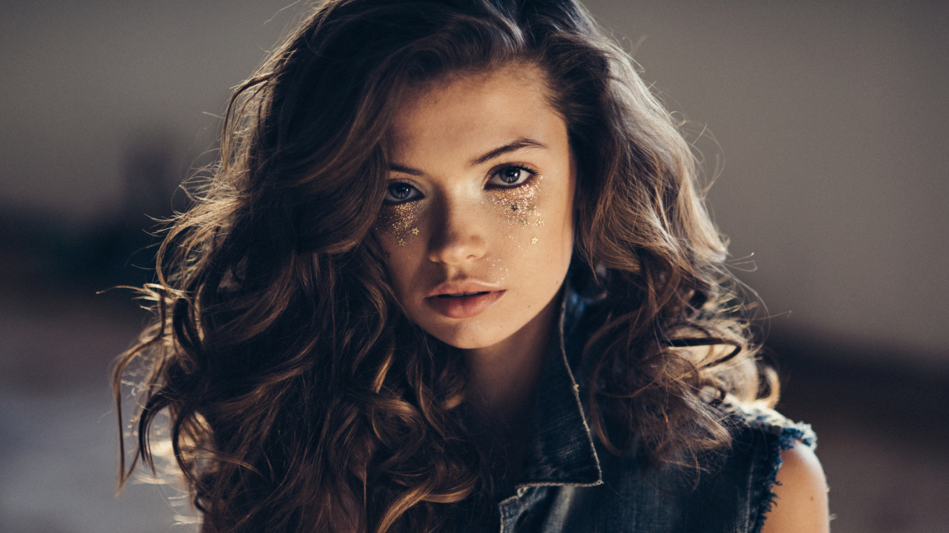 Грустная шатенка в жилетке 