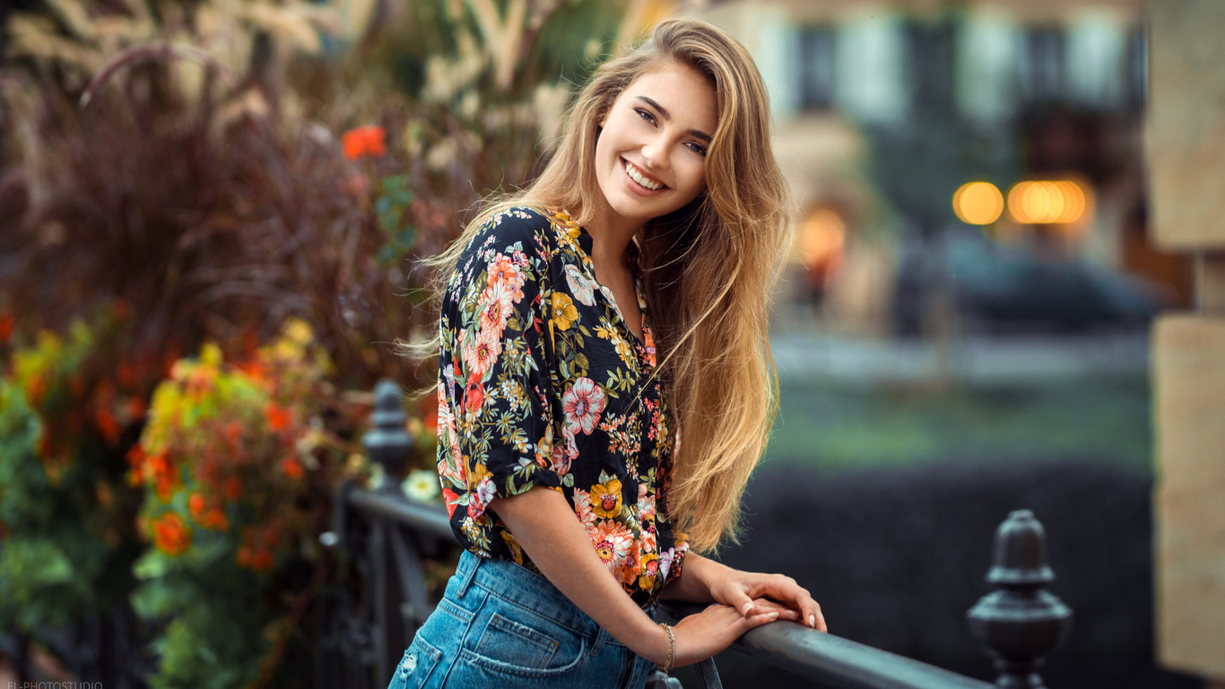 Улыбающаяся девушка с длинными волосами