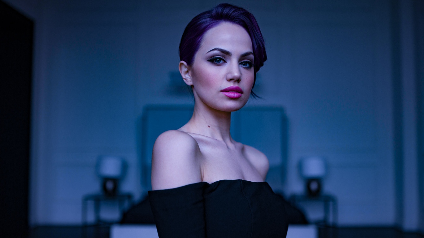 Стильная голубоглазая девушка с красивым макияжем