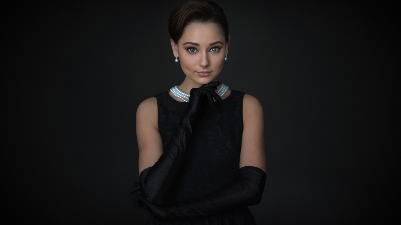 Стильная девушка в маленьком черном платье