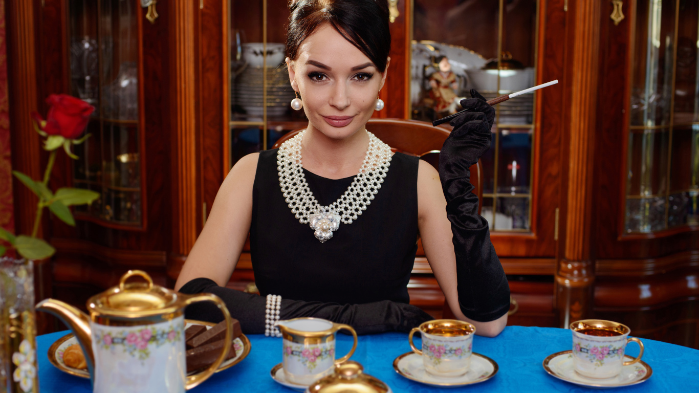 Стильная девушка в ретро стиле за столом с чаем