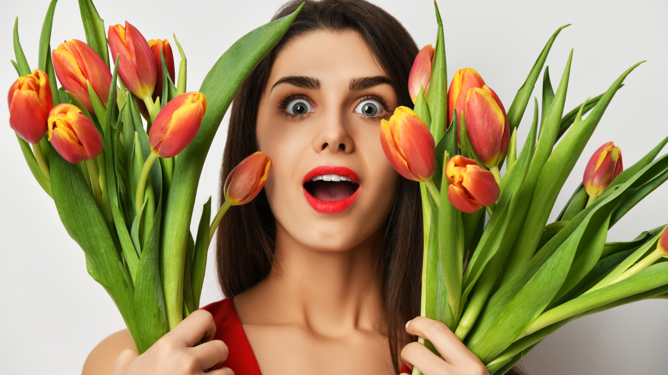Удивленная шатенка с букетами тюльпанов