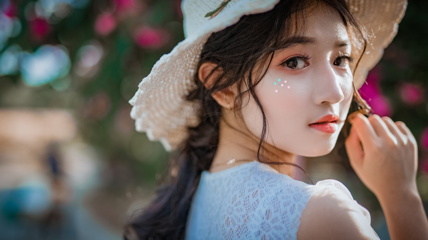 Молодая азиатка с соломенной шляпе 