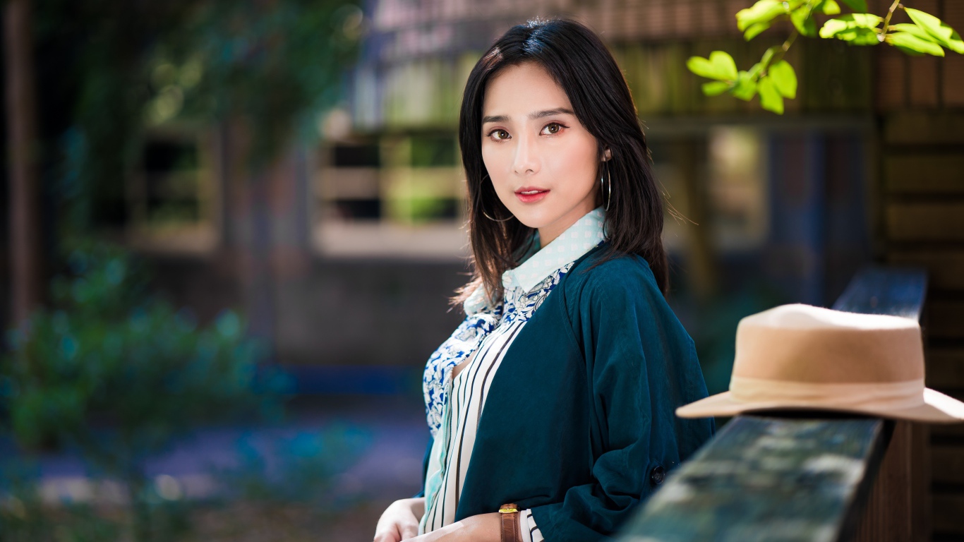 Молодая девушка азиатка со шляпой 