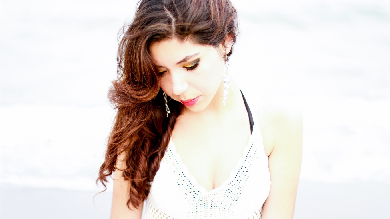 Молодая красивая девушка в белом