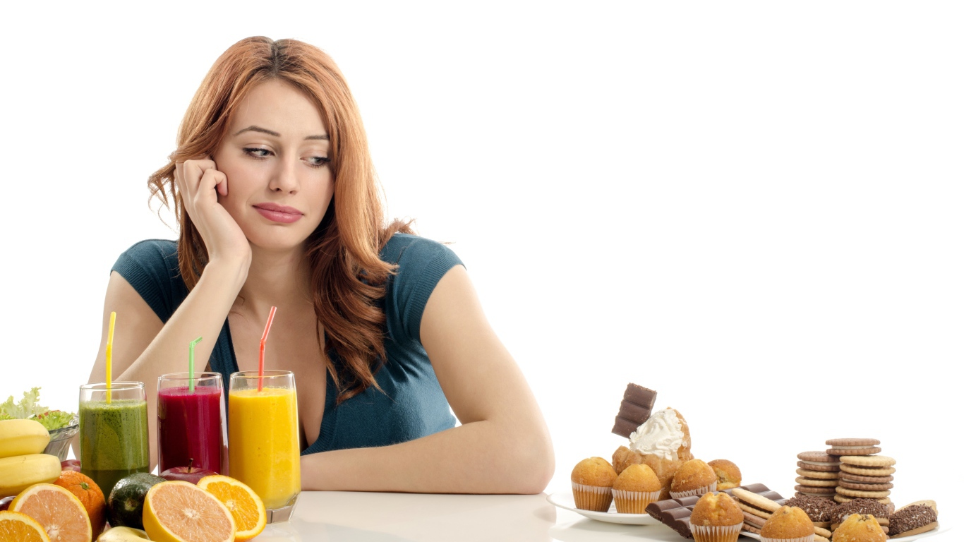 Молодая девушка на диете на белом фоне