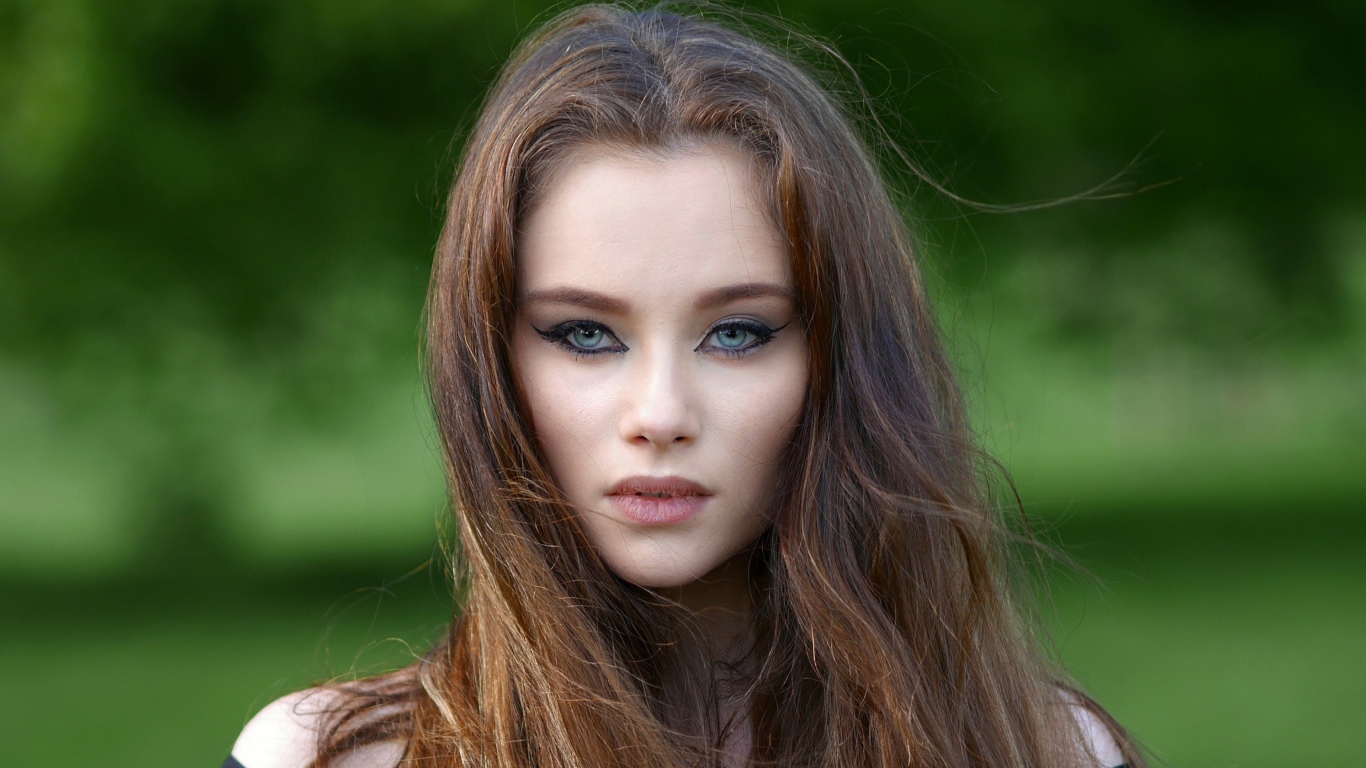 Молодая девушка с красивыми накрашенными глазами 