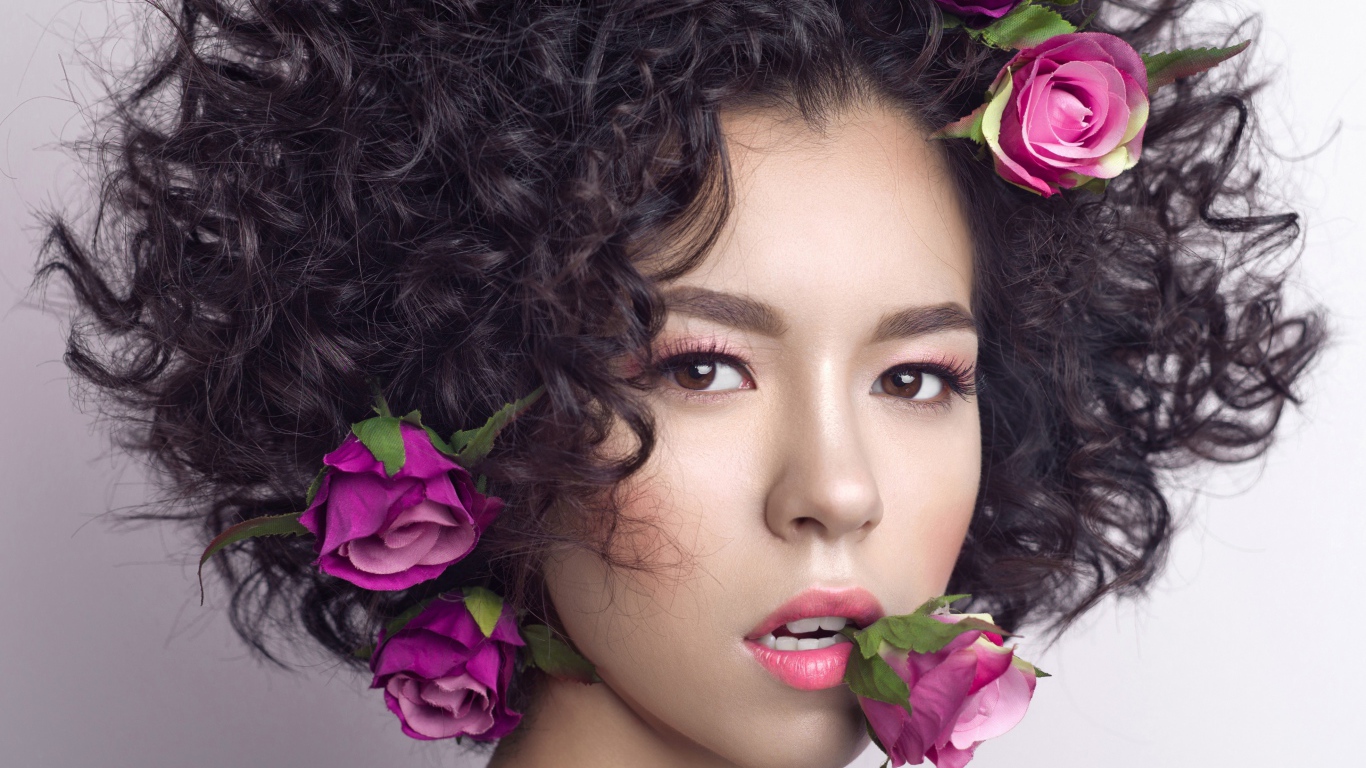 Молодая девушка с кудрявыми волосами с розами