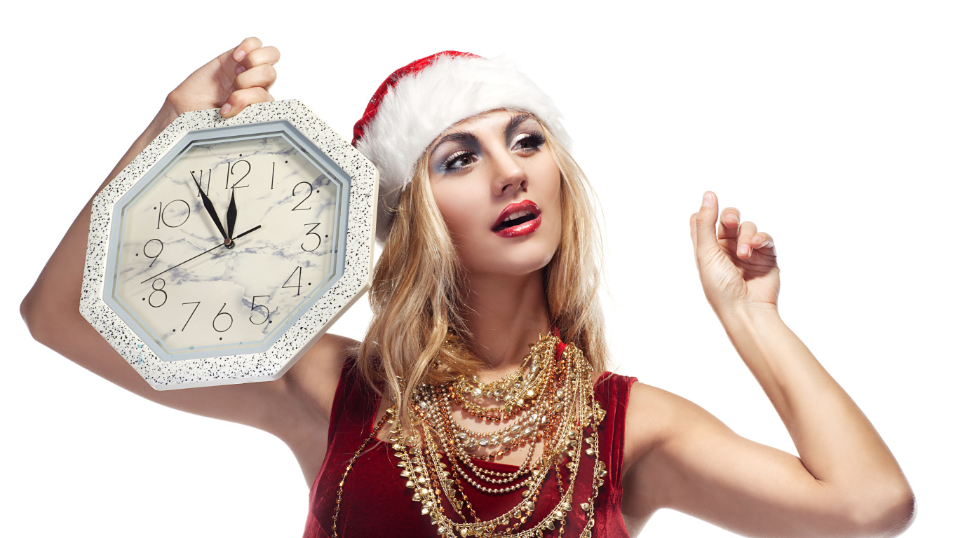 Яркая девушка в новогоднем костюме с часами в руке на белом фоне