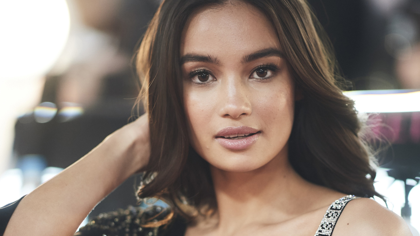 Американская модель Келси Мерритт с рукой в волосах 