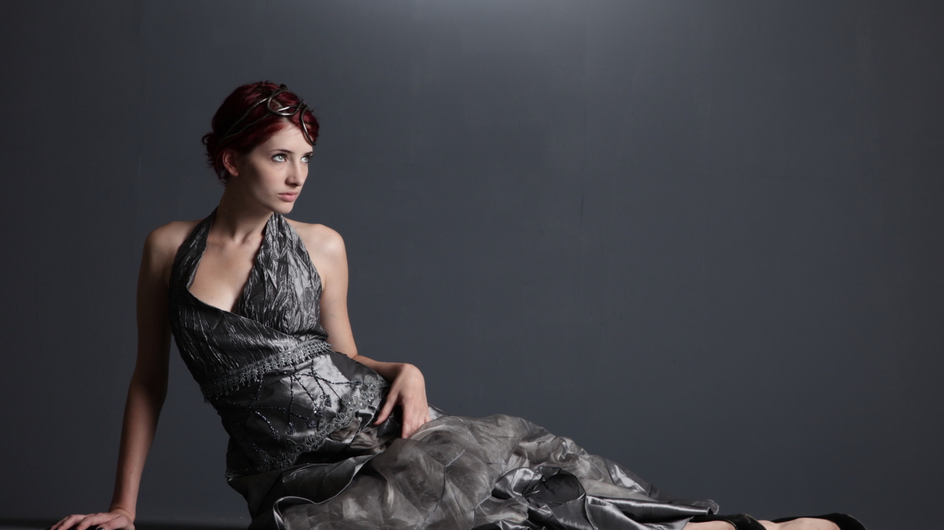 Американская модель Сьюзен Коффи в красивом платье на сером фоне