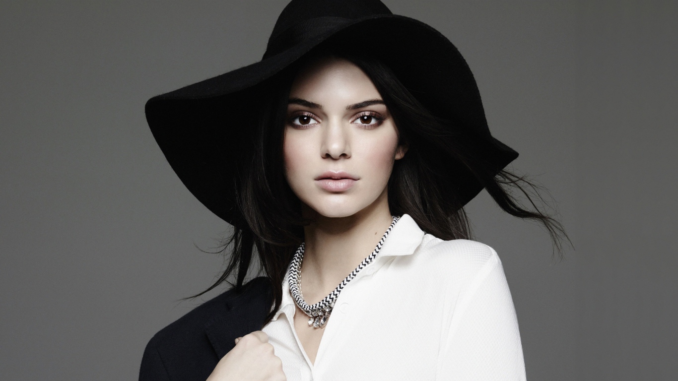 Американская супермодель Кендалл Дженнер в большой черной шляпе