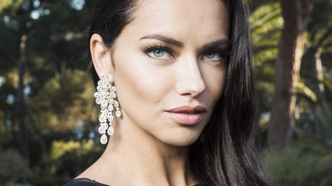 Красивая британская супермодель Адриана Лима