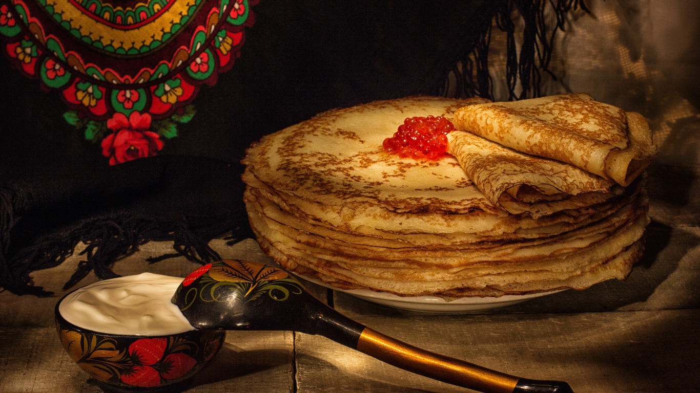 Вкусные блины с красной икрой и сметаной на русский праздник Масленица 2019 