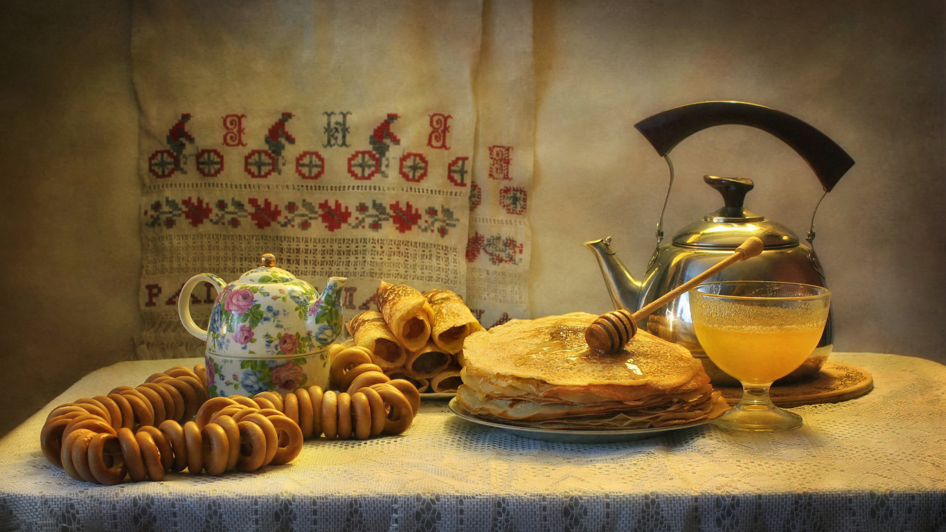 Праздничный стол с блинами и баранками на праздник Масленица