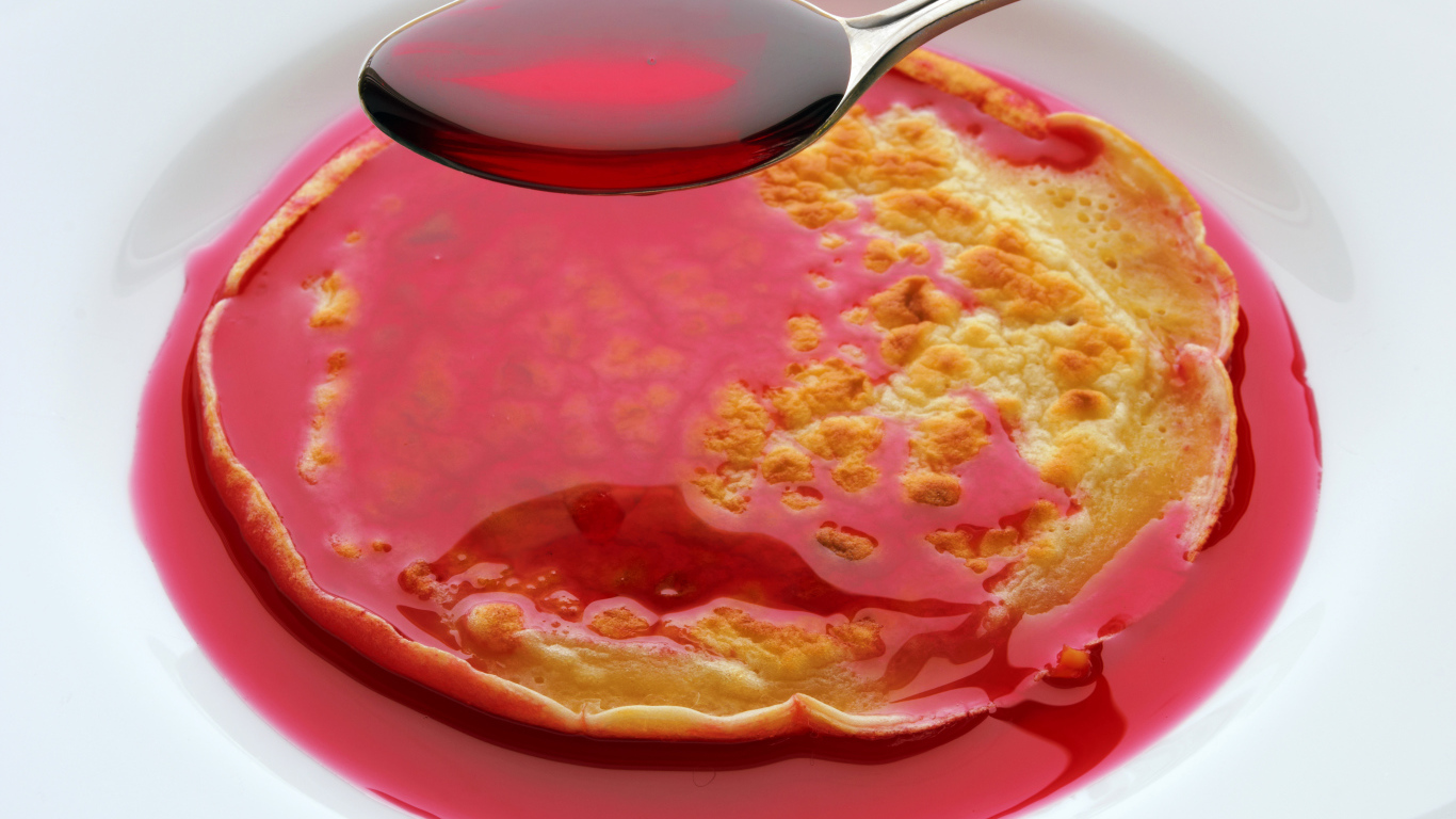 Блины с ягодным сиропом на белом фоне на праздник Масленица 2018