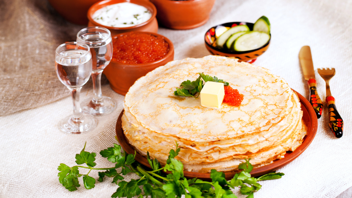 Блины с красной икрой на праздничном столе на Масленицу 2018