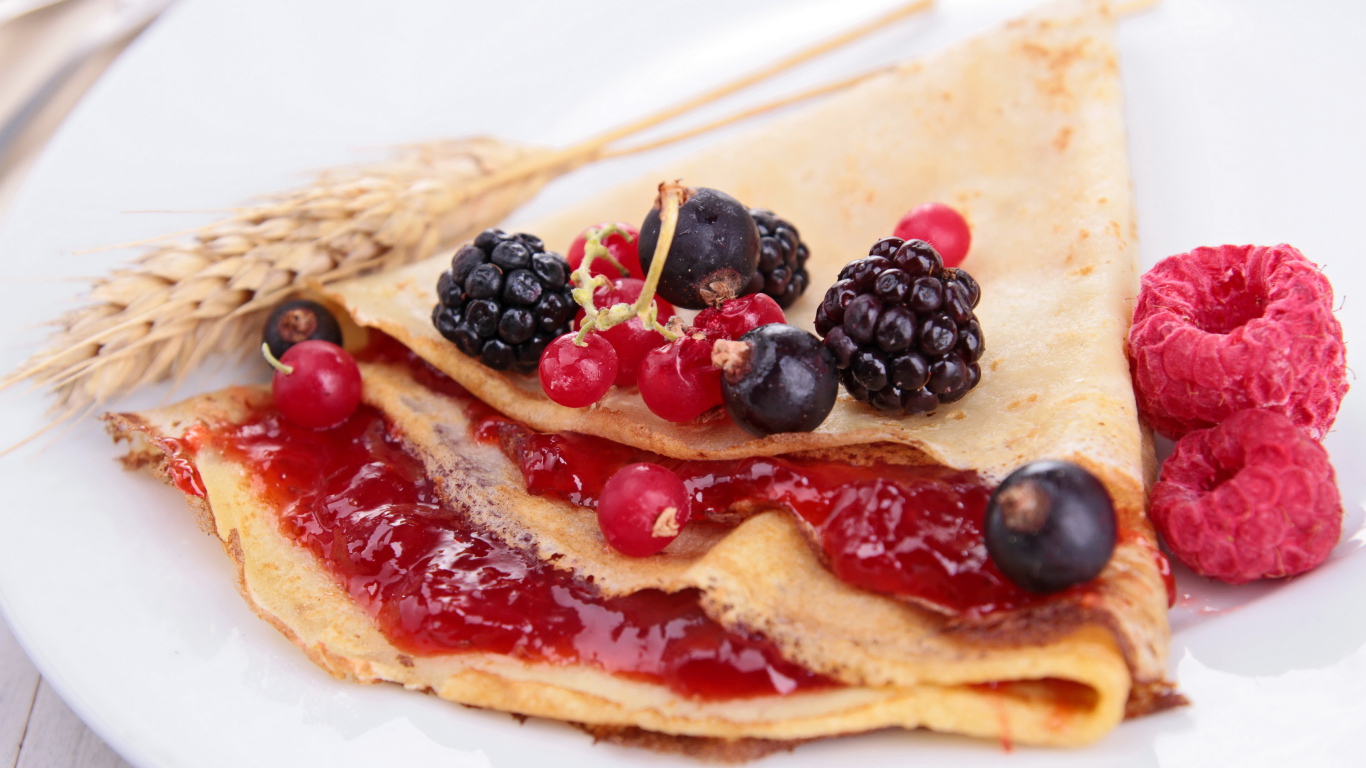 Тонкие блины с повидлом и свежими ягодами на Масленицу