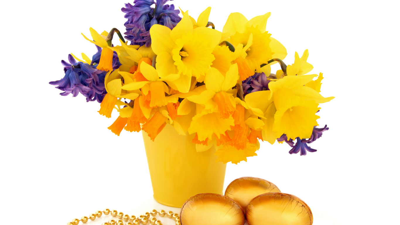 Букет нарциссов в гиацинтами на белом фоне с золотыми яйцами