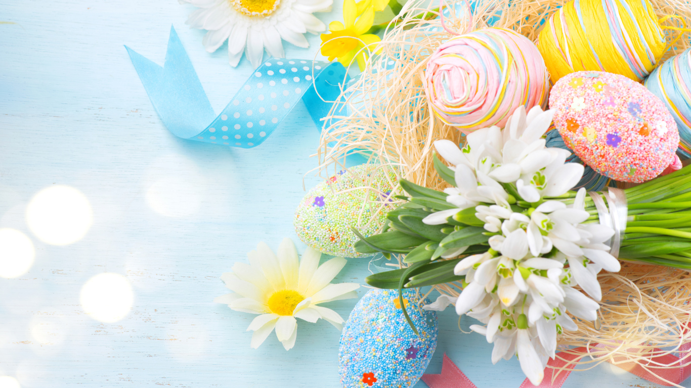 Декоративные пасхальные яйца с букетом подснежников