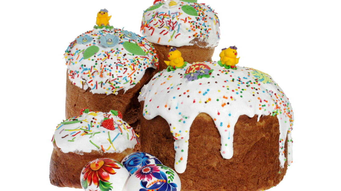 Пасхальные куличи с сахарными цыплятами и расписанными яйцами на белом фоне