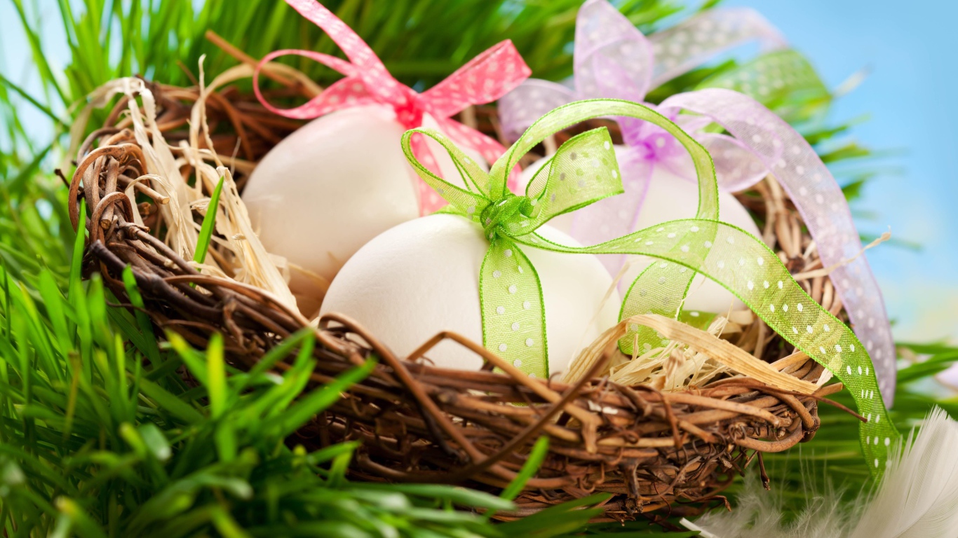 Яйца с бантами в гнезде на Пасху