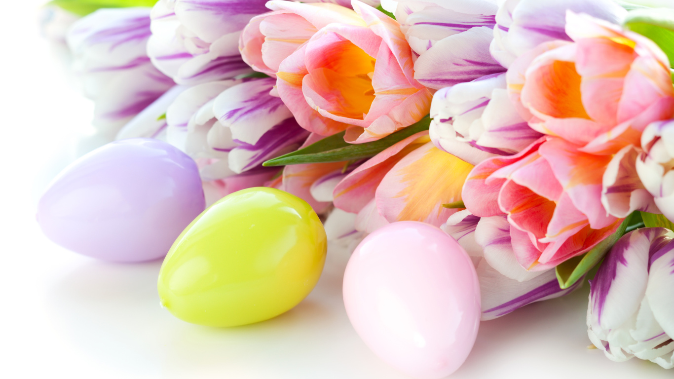 Разноцветные тюльпаны и крашеные яйца на праздник Пасха