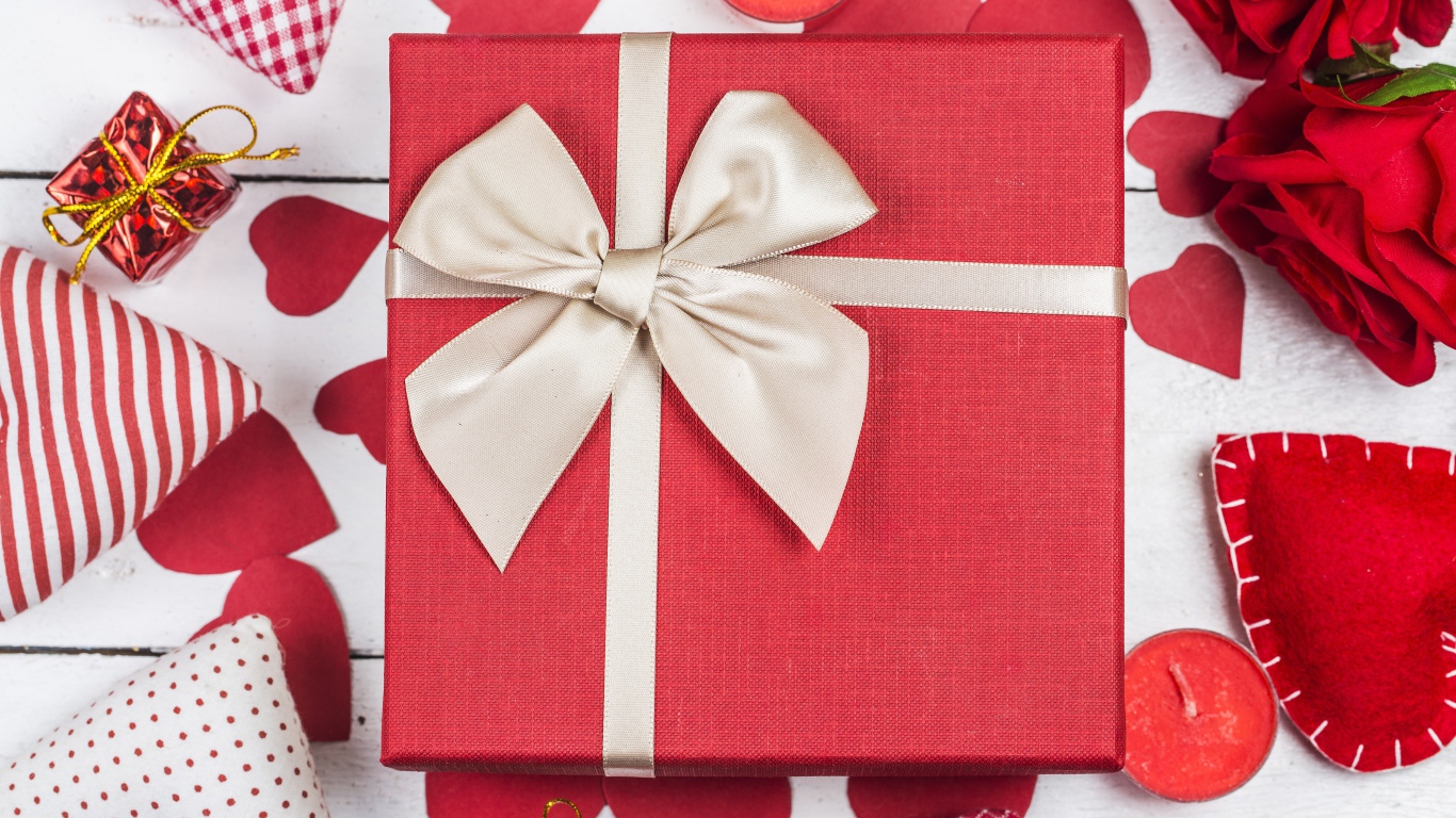 Большой подарок с сердечками на День Святого Валентина 14 февраля